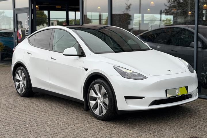 Hvid Tesla Model Y fra 2023