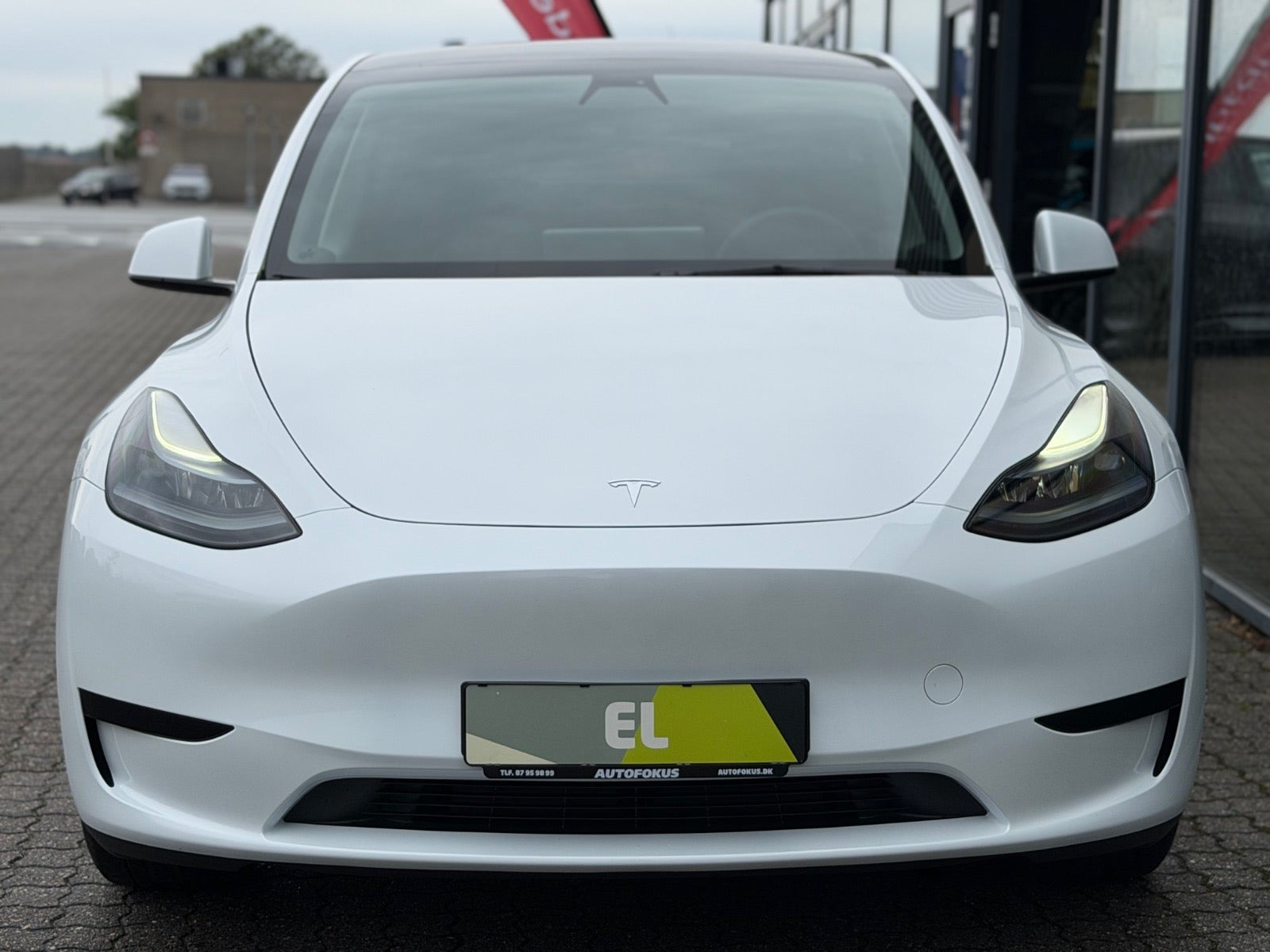 Hvid Tesla Model Y fra 2023