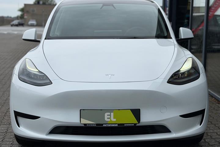 Hvid Tesla Model Y fra 2023