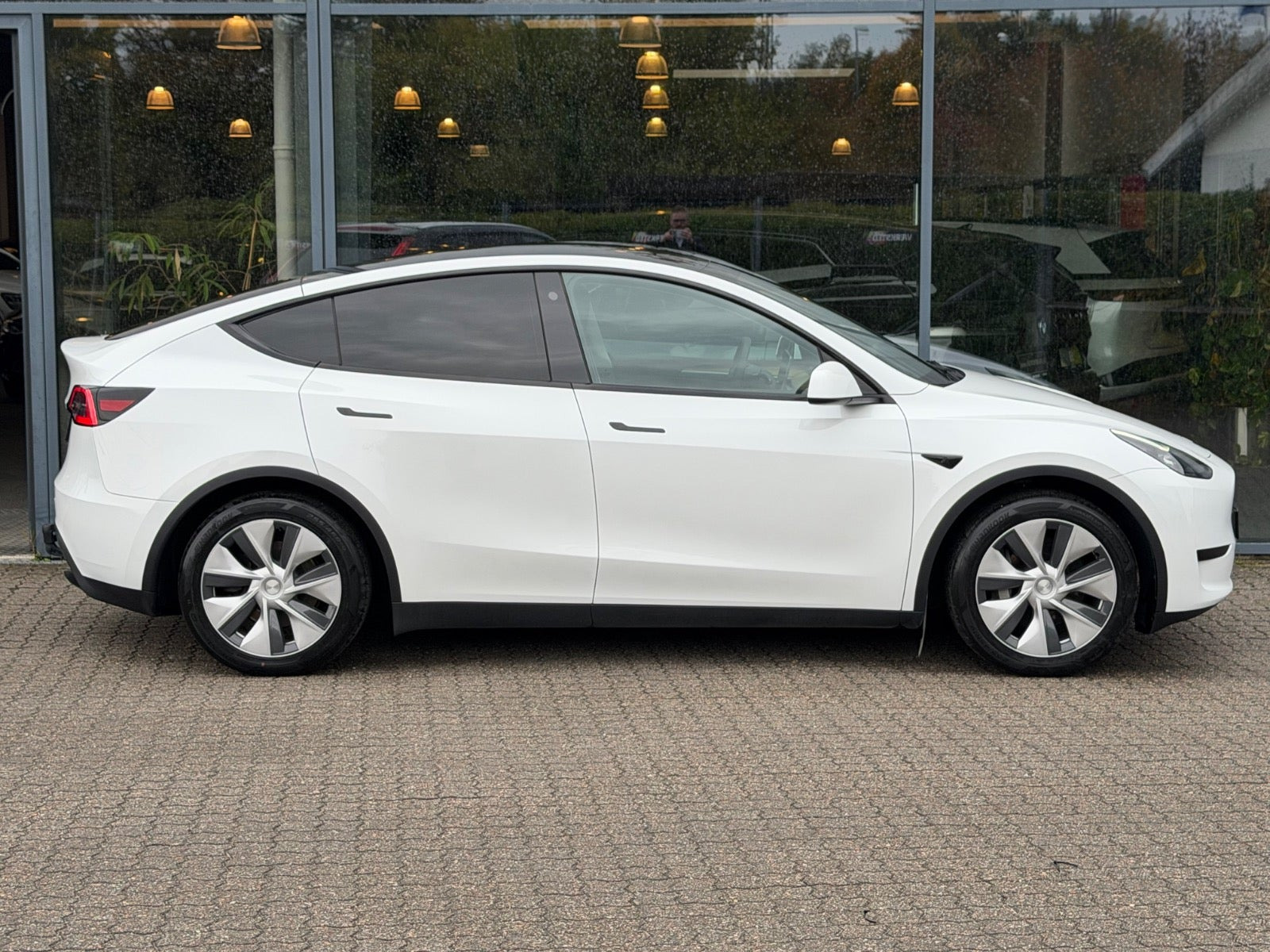 Hvid Tesla Model Y fra 2023