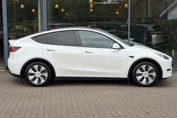 Hvid Tesla Model Y fra 2023