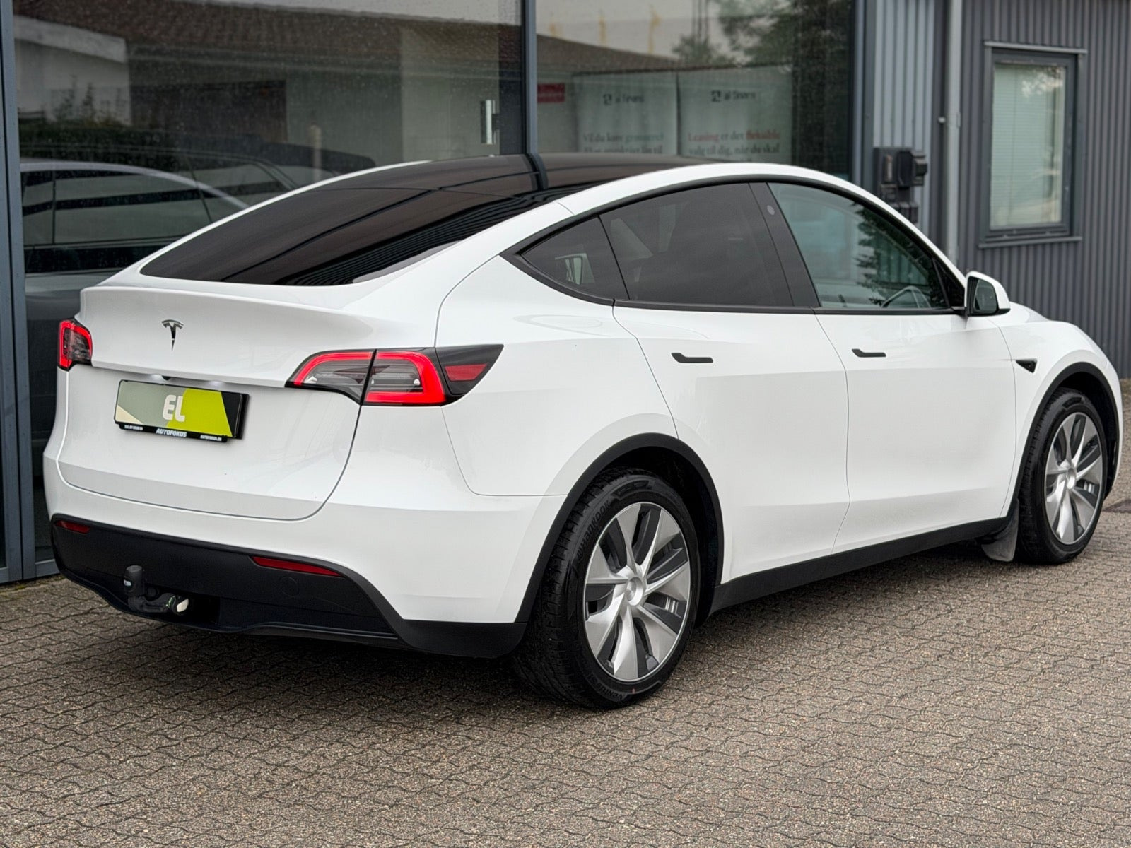 Hvid Tesla Model Y fra 2023