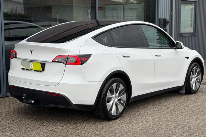 Hvid Tesla Model Y fra 2023