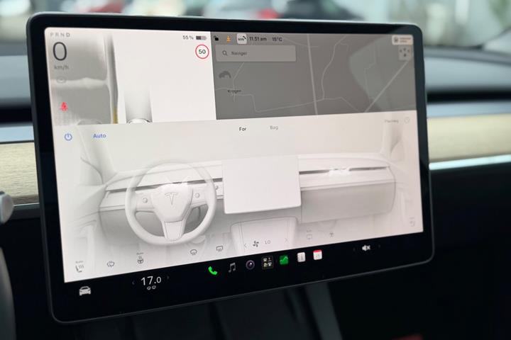 Hvid Tesla Model Y fra 2023
