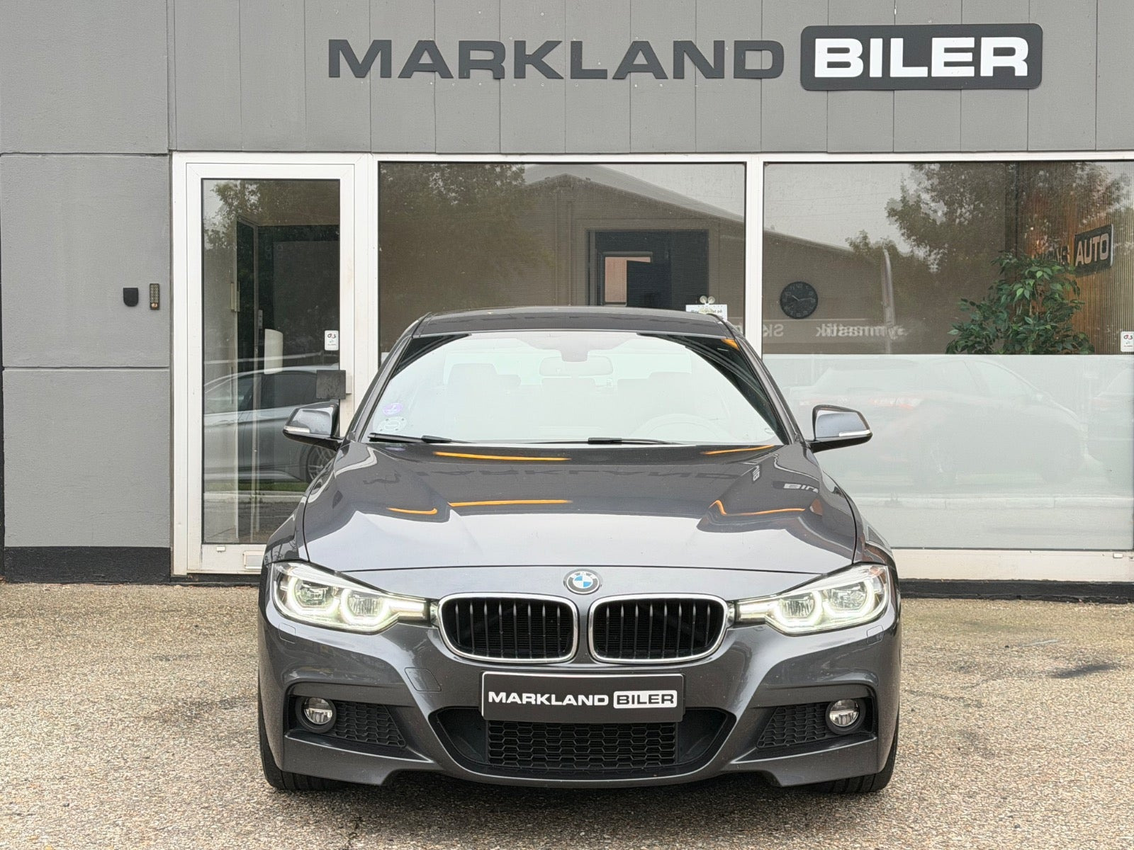 Grå BMW 320i fra 2019