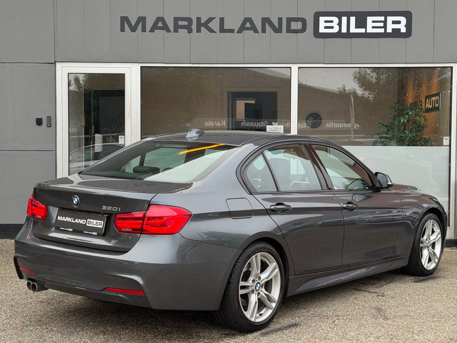 Grå BMW 320i fra 2019