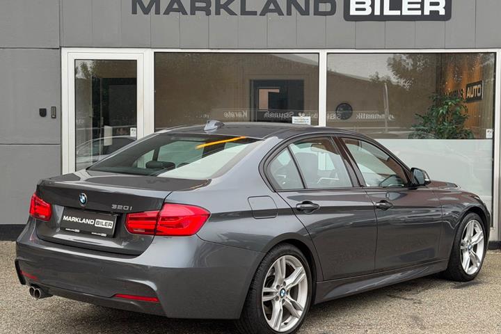 Grå BMW 320i fra 2019