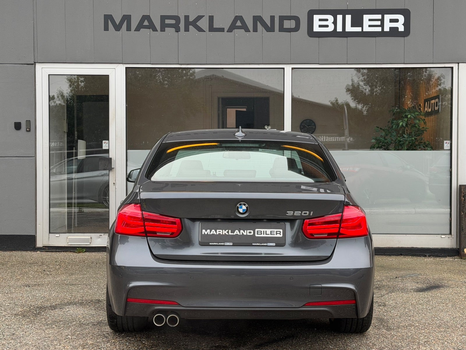 Grå BMW 320i fra 2019