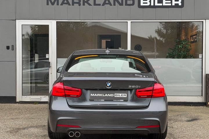 Grå BMW 320i fra 2019
