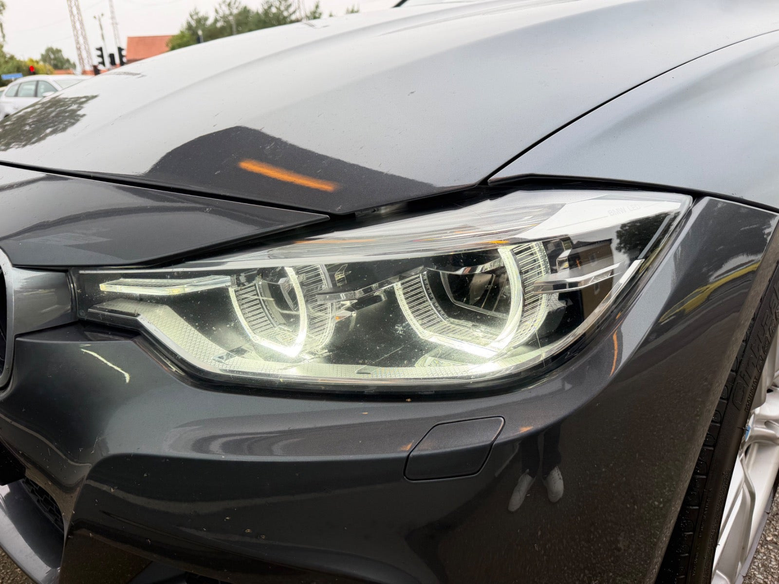 Grå BMW 320i fra 2019