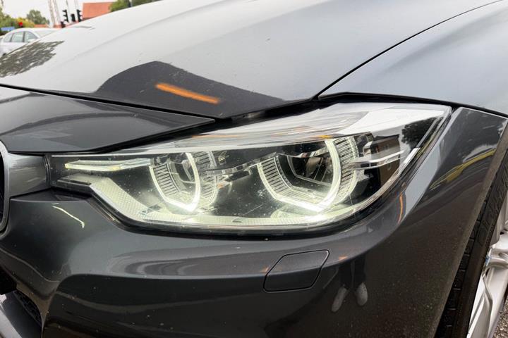 Grå BMW 320i fra 2019