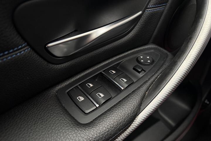 Grå BMW 320i fra 2019