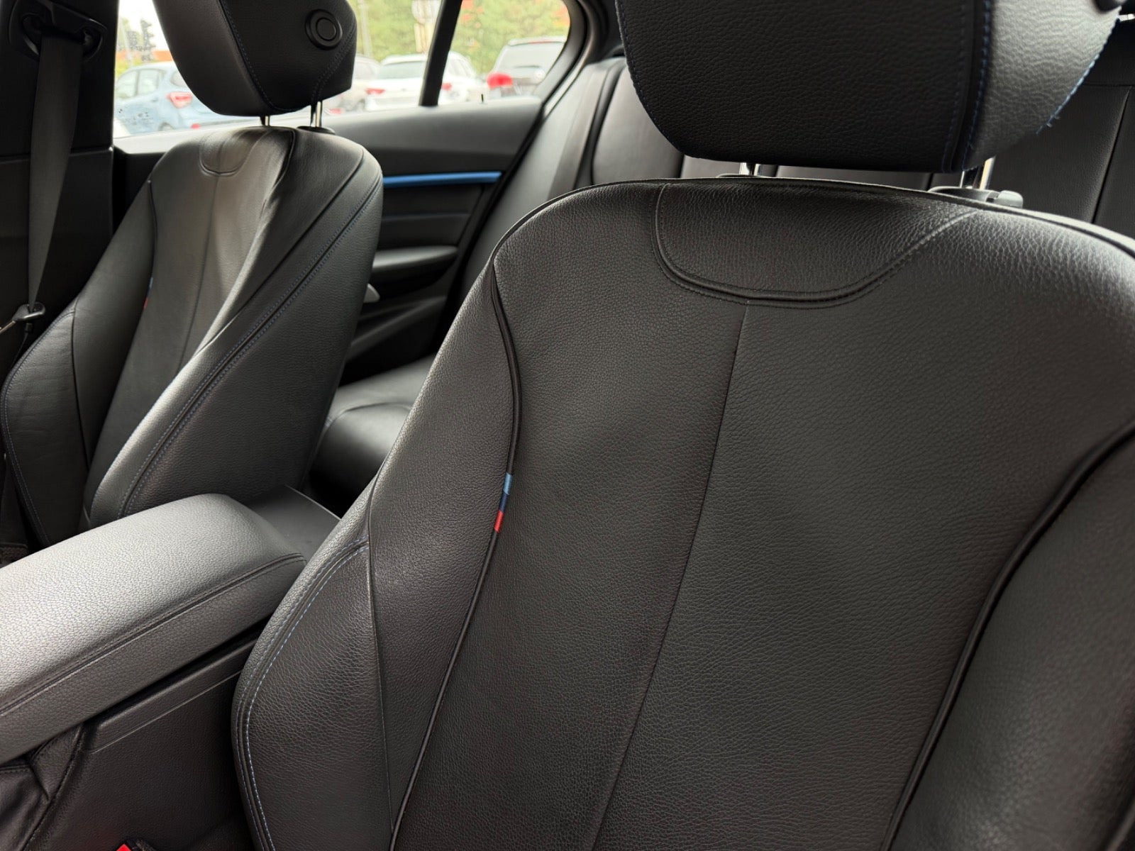 Grå BMW 320i fra 2019