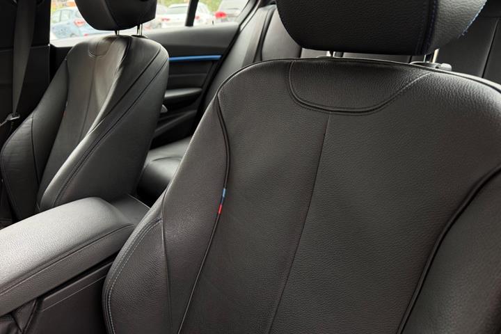 Grå BMW 320i fra 2019