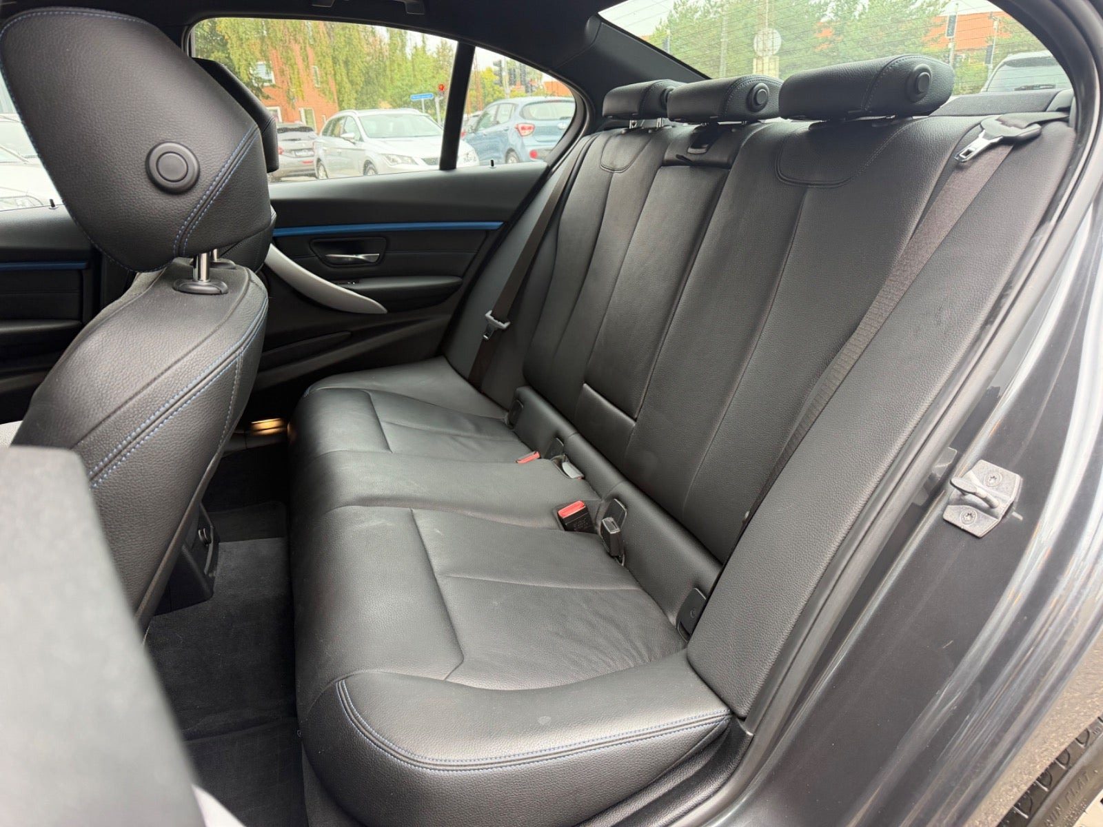 Grå BMW 320i fra 2019