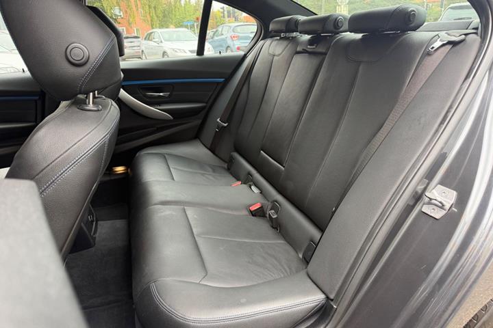 Grå BMW 320i fra 2019