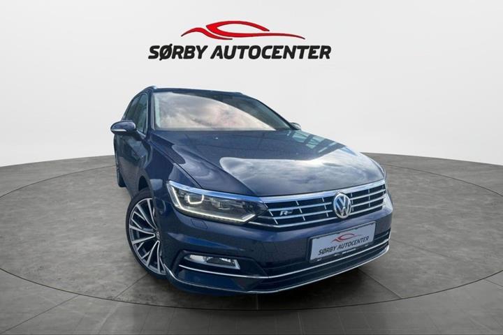 Blå VW Passat fra 2016