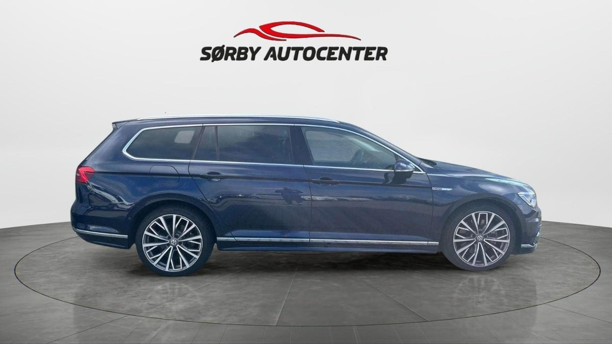 Blå VW Passat fra 2016