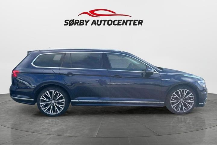 Blå VW Passat fra 2016