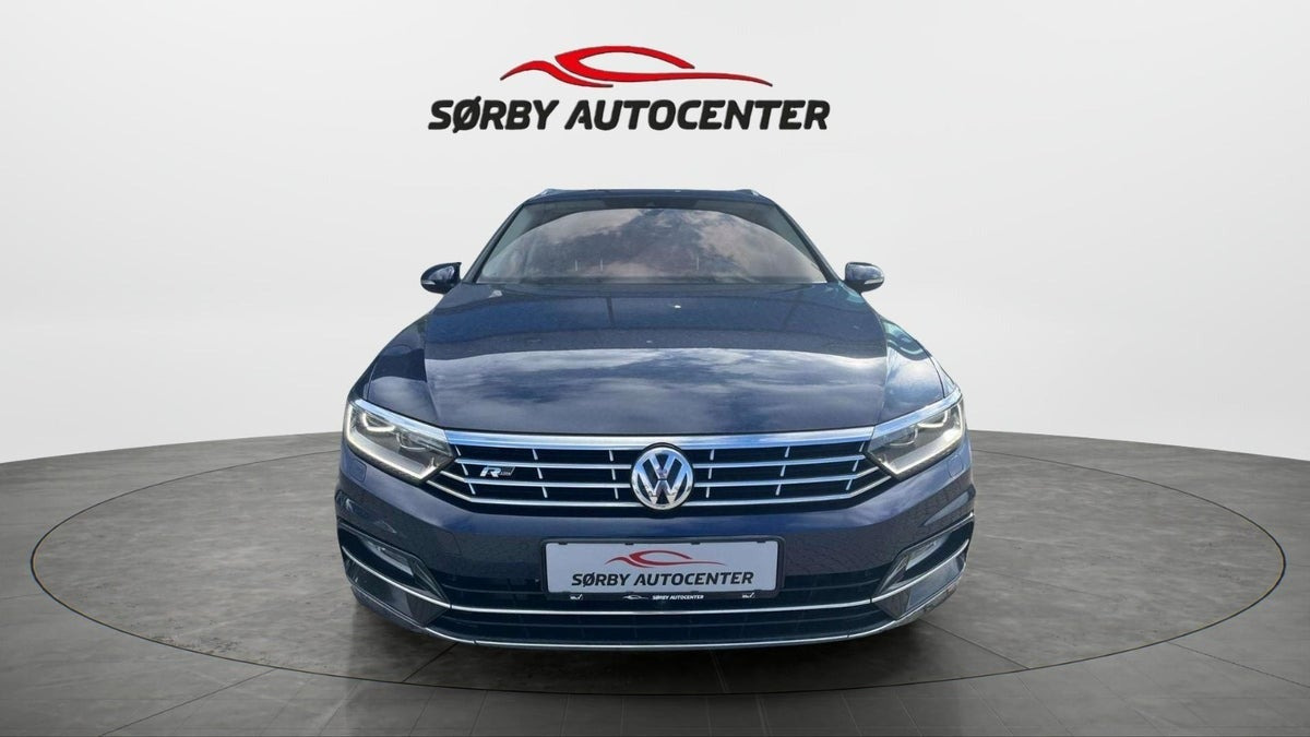Blå VW Passat fra 2016