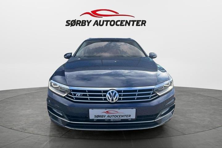 Blå VW Passat fra 2016