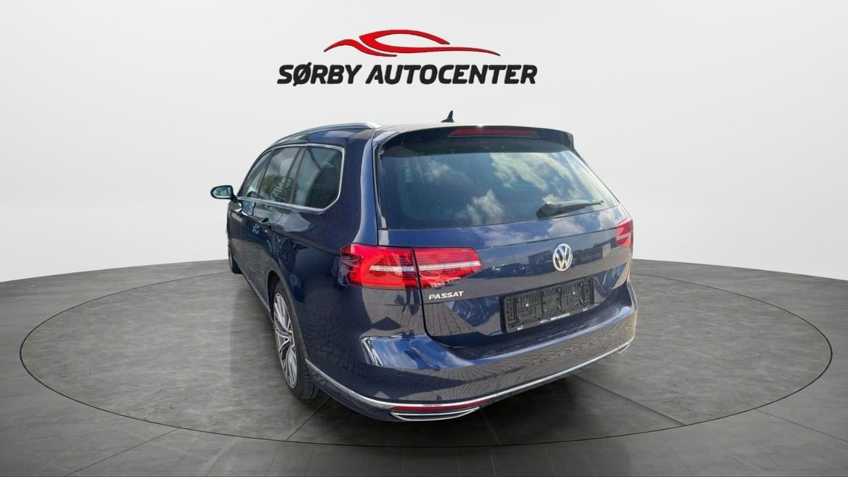 Blå VW Passat fra 2016