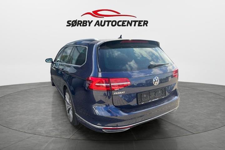 Blå VW Passat fra 2016