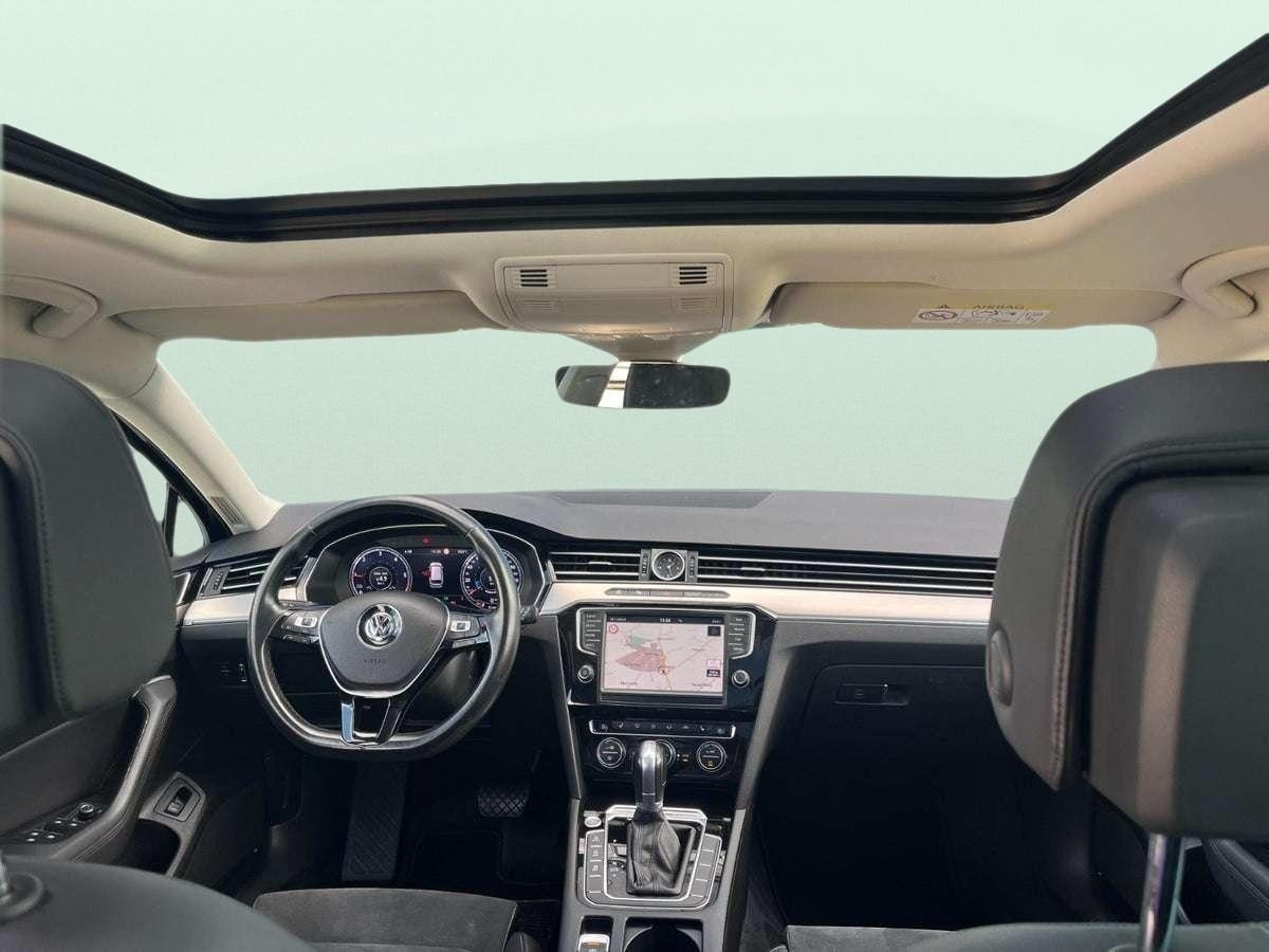 Blå VW Passat fra 2016