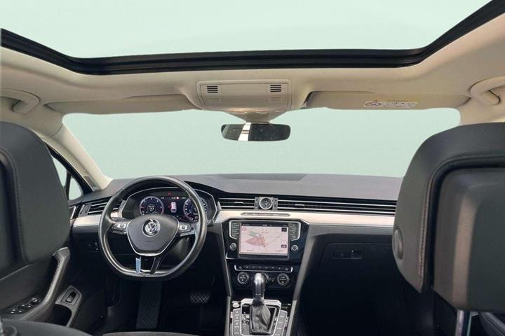Blå VW Passat fra 2016
