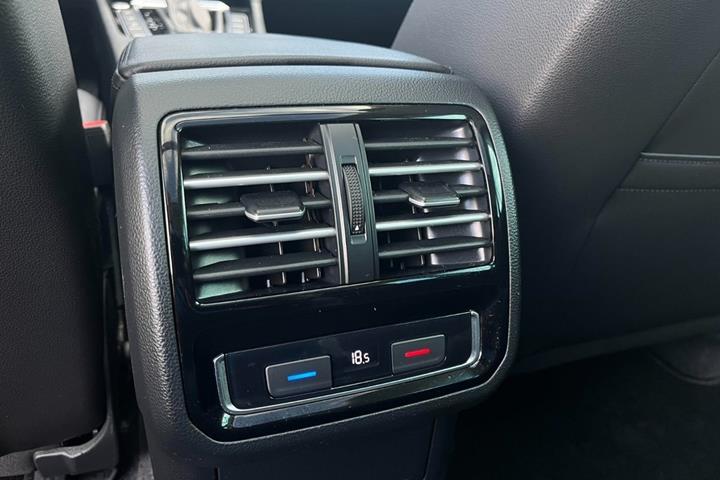Blå VW Passat fra 2016