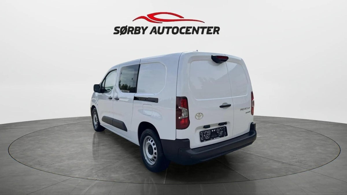 Hvid Toyota ProAce City fra 2025