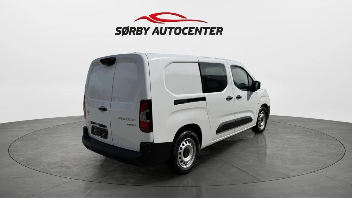 Hvid Toyota ProAce City fra 2025