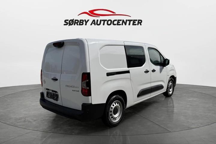 Hvid Toyota ProAce City fra 2025