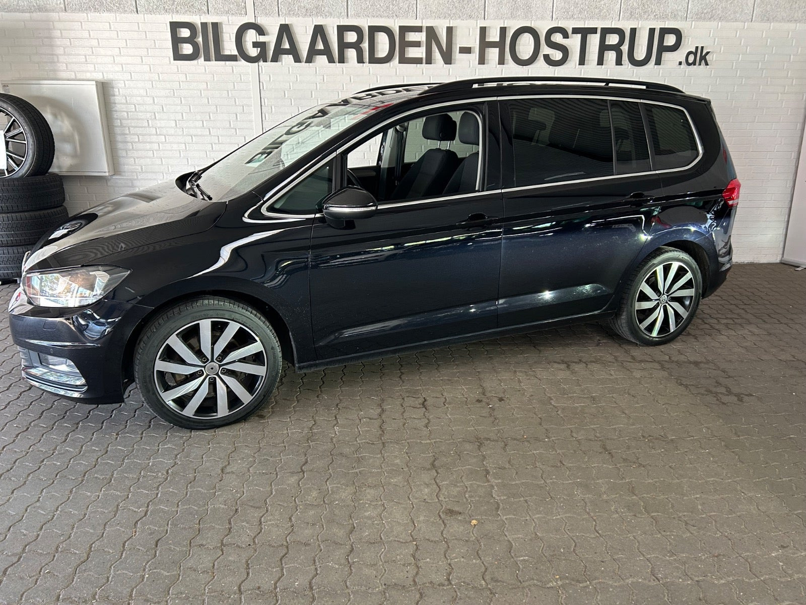 Sort VW Touran fra 2017
