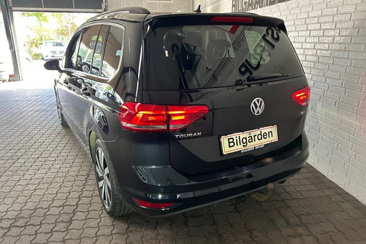 Sort VW Touran fra 2017