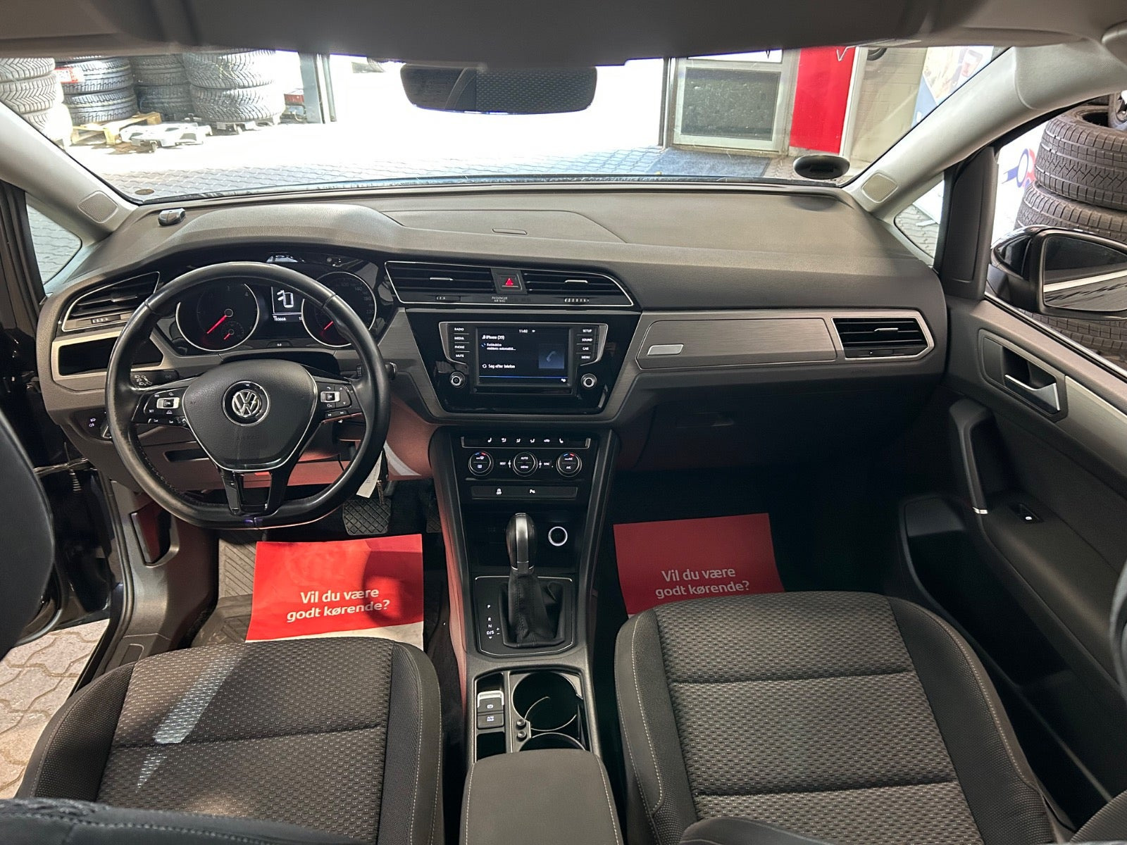 Sort VW Touran fra 2017