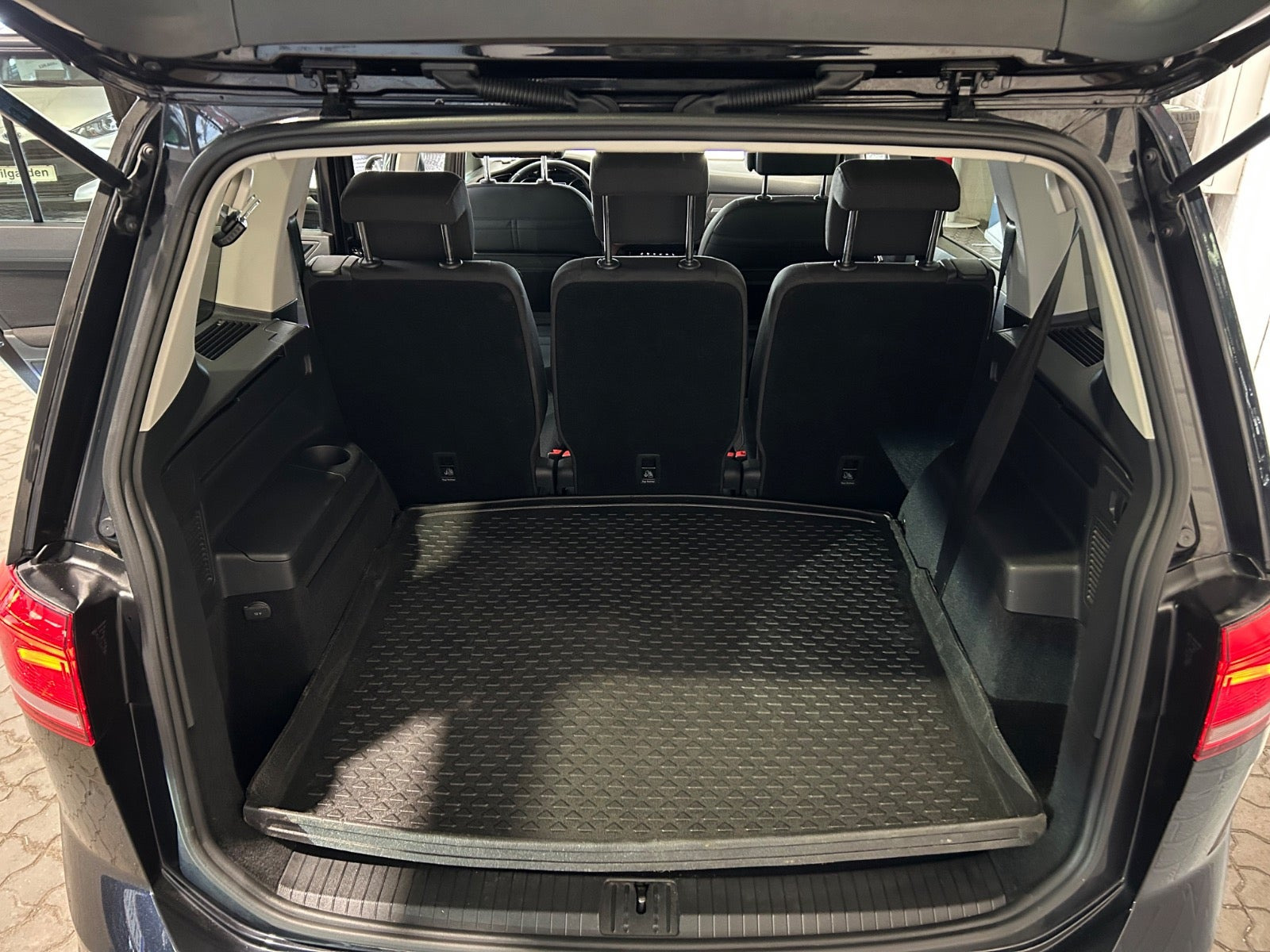 Sort VW Touran fra 2017