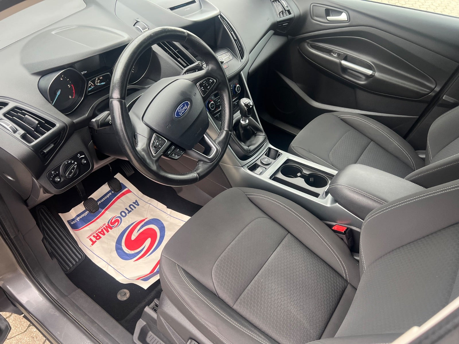 Grå Ford Kuga fra 2017