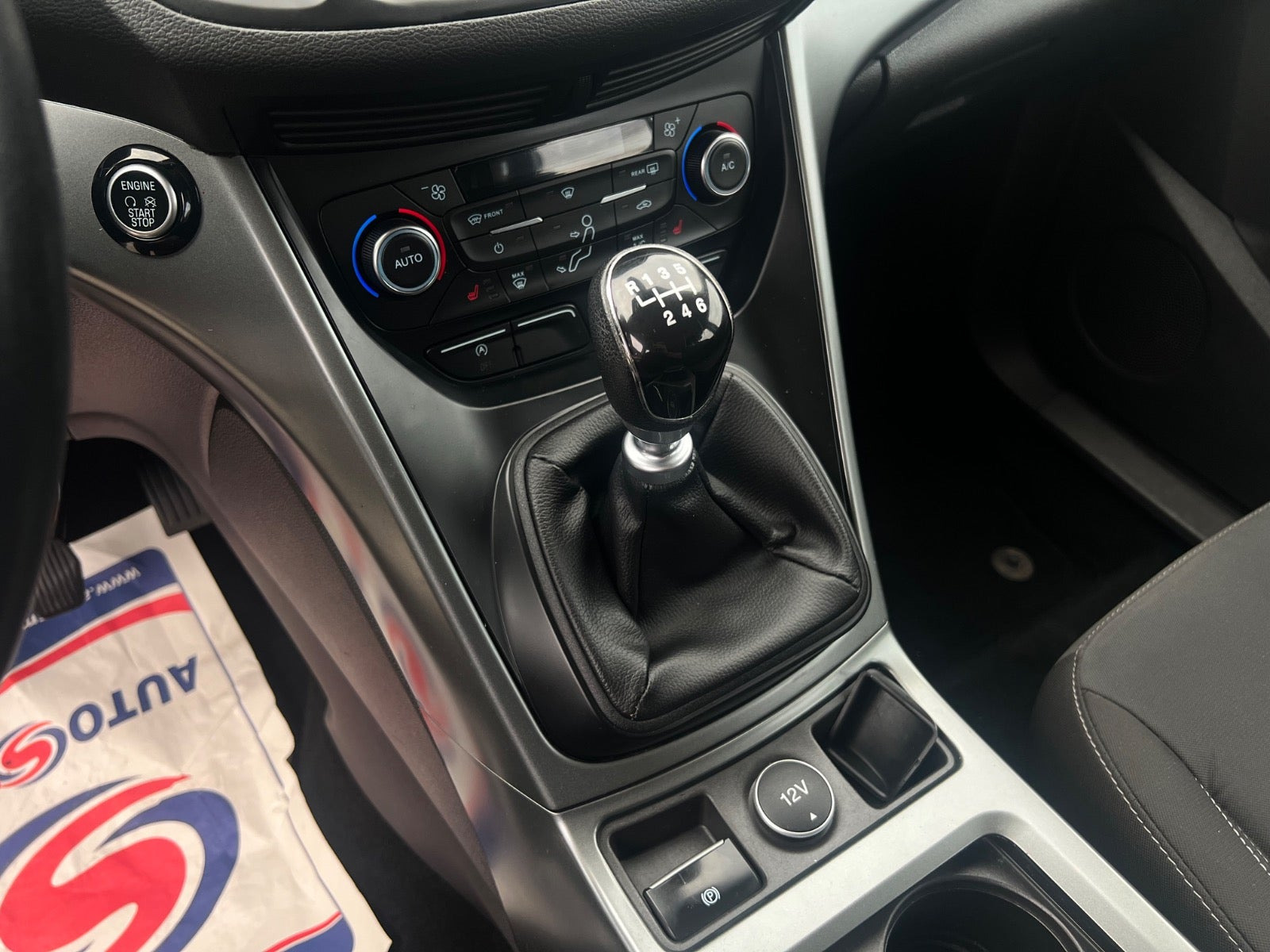 Grå Ford Kuga fra 2017