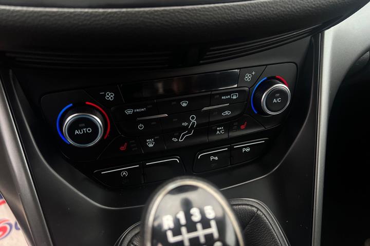 Grå Ford Kuga fra 2017