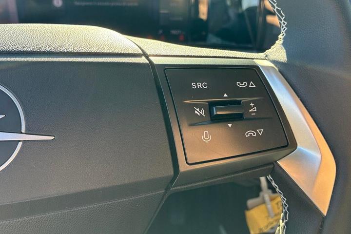 Orange Opel Frontera fra 2025