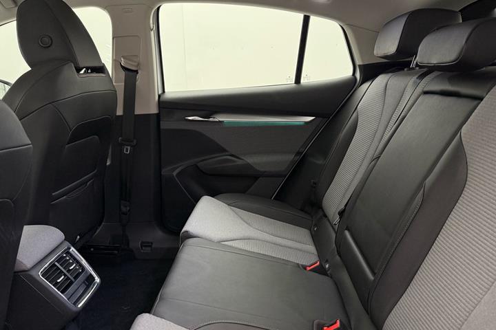 Hvid Skoda Enyaq fra 2023