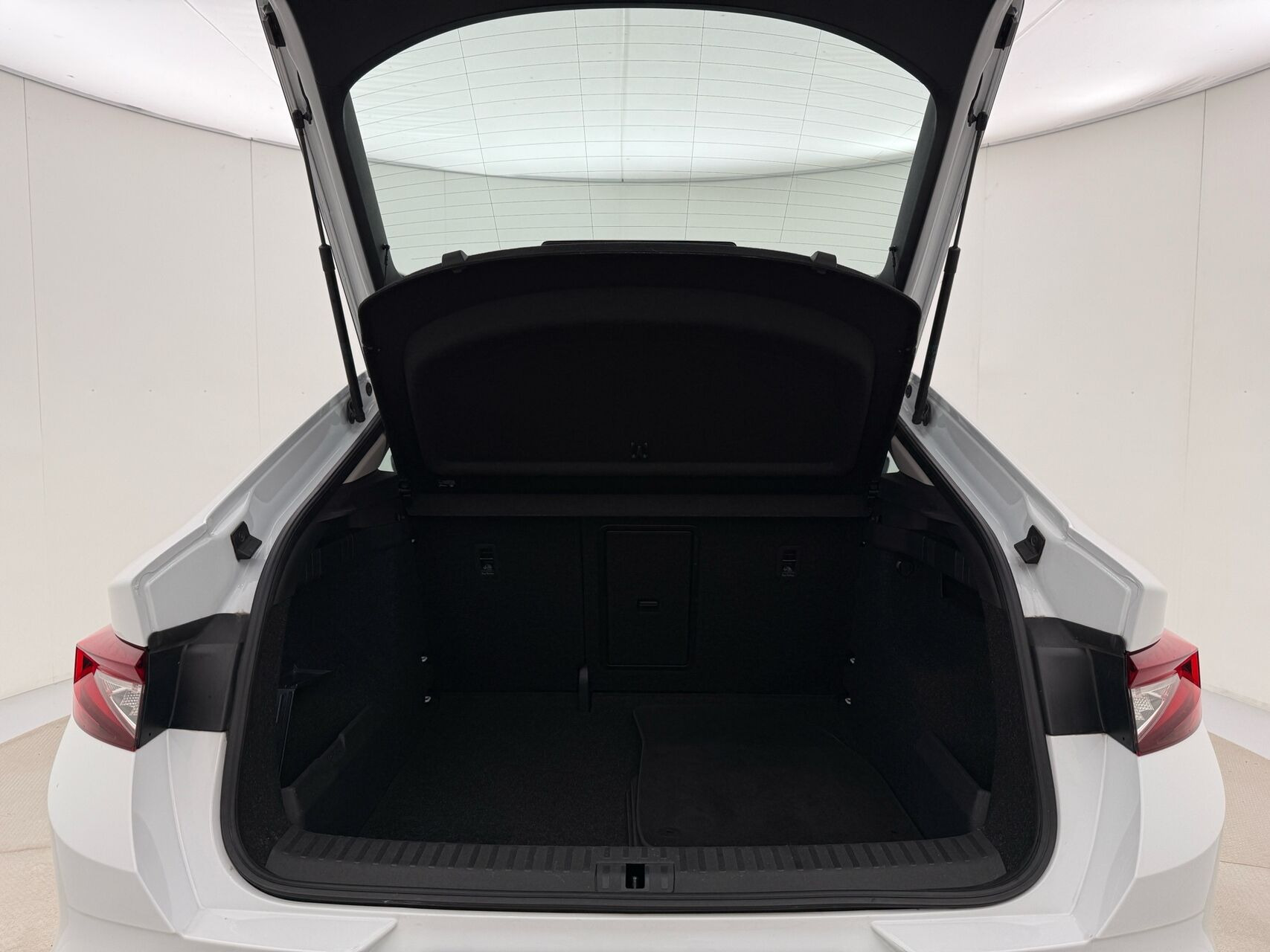 Hvid Skoda Enyaq fra 2023