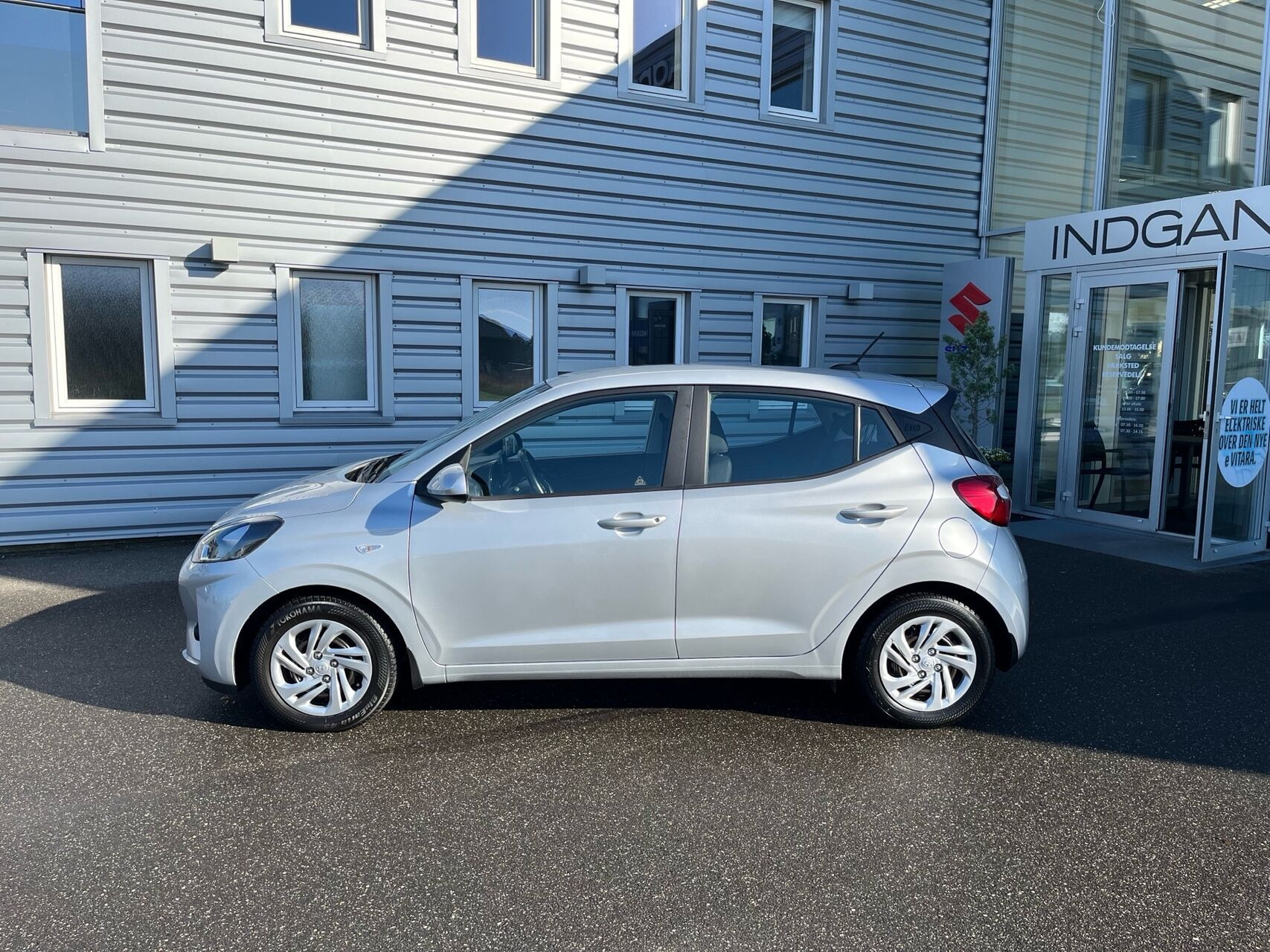 Sølv Hyundai i10 fra 2022