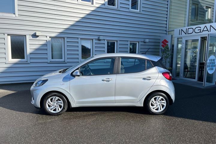 Sølv Hyundai i10 fra 2022