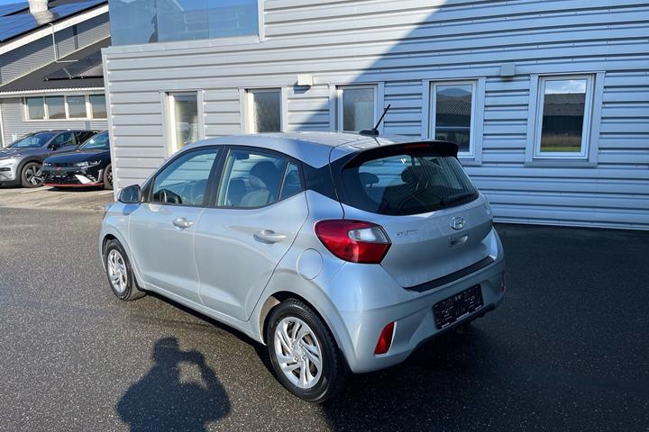 Sølv Hyundai i10 fra 2022