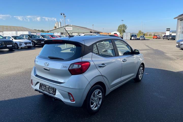 Sølv Hyundai i10 fra 2022