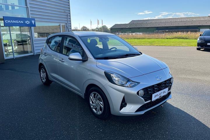 Sølv Hyundai i10 fra 2022