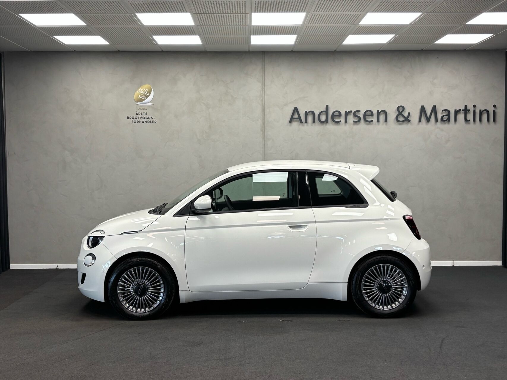 Hvid Fiat 500e fra 2023