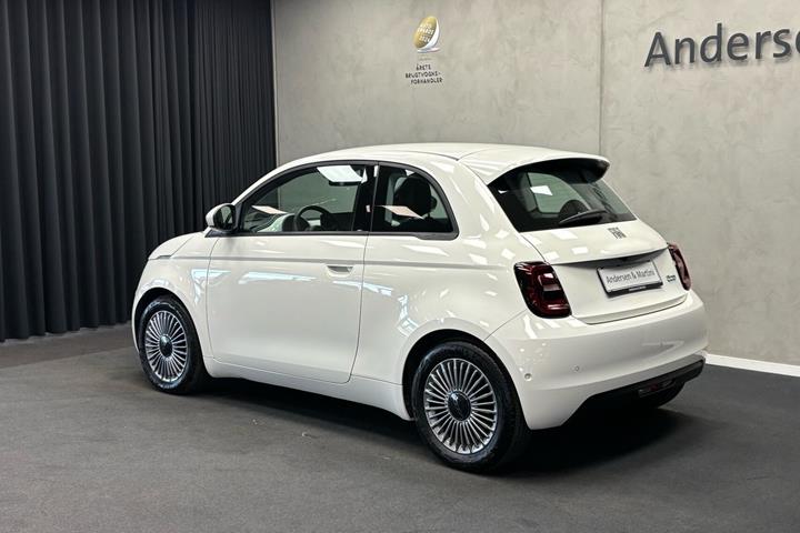 Hvid Fiat 500e fra 2023